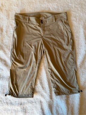 Columbia Lightweight Tan Capri Pants